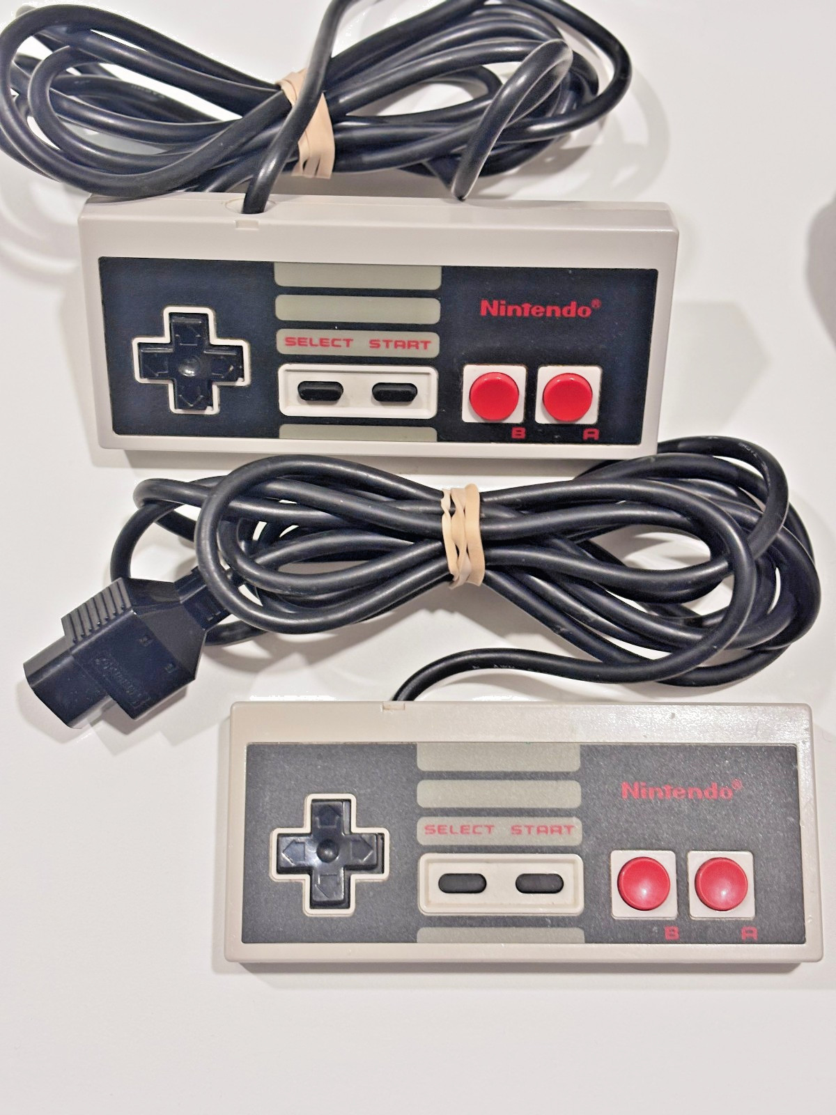Nintendo NES (NES-001) 1985 Console w/ 2 OEM Controllers & 8 Games Bundle!