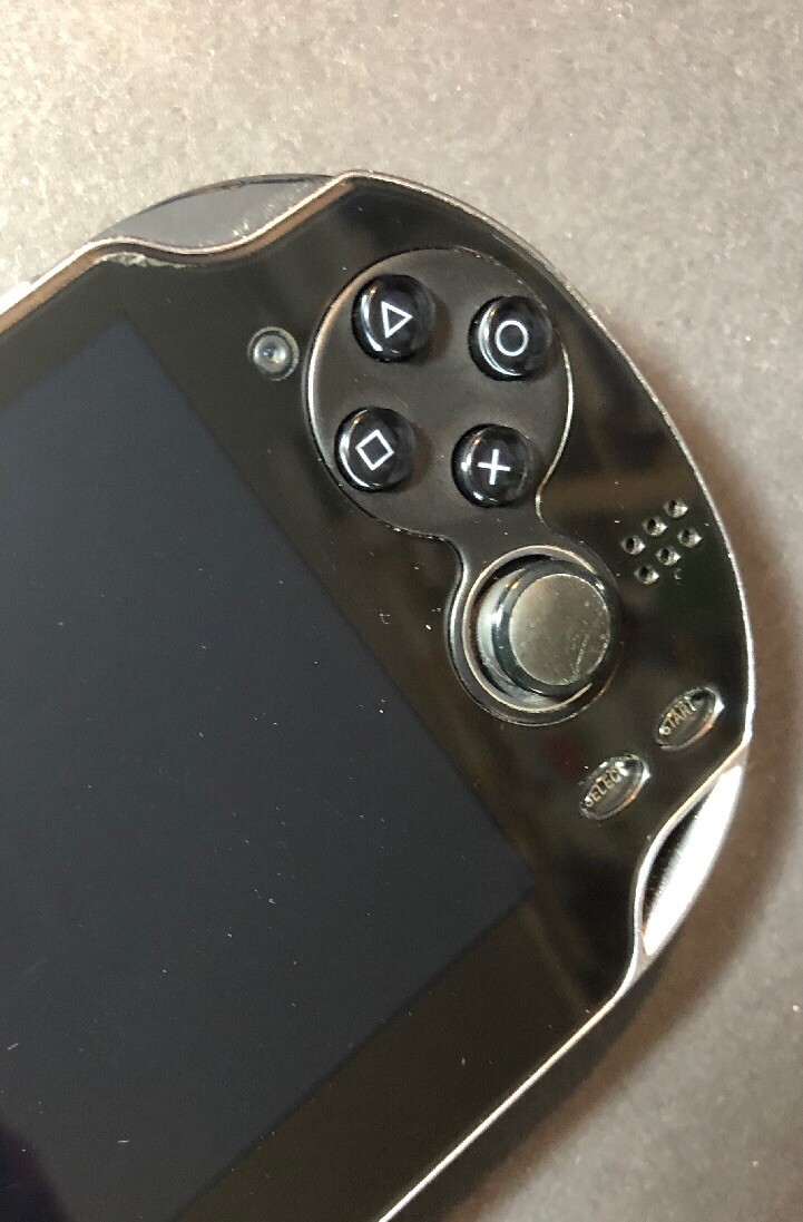 Sony PS VITA WiFi + 3G Bundle [ 32GB Memory + COD Black Ops Declassfied ] USED