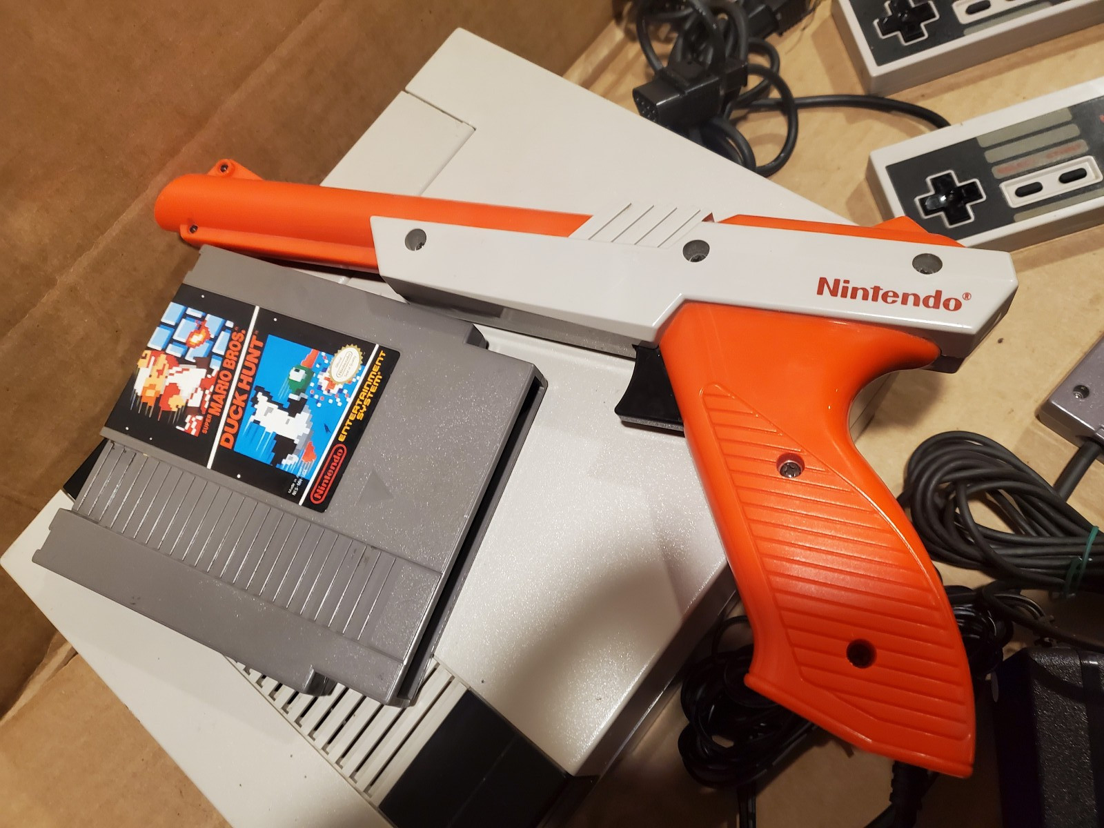 Nintendo NES Action Set Home Console – Tested Working + contrioller zapper game