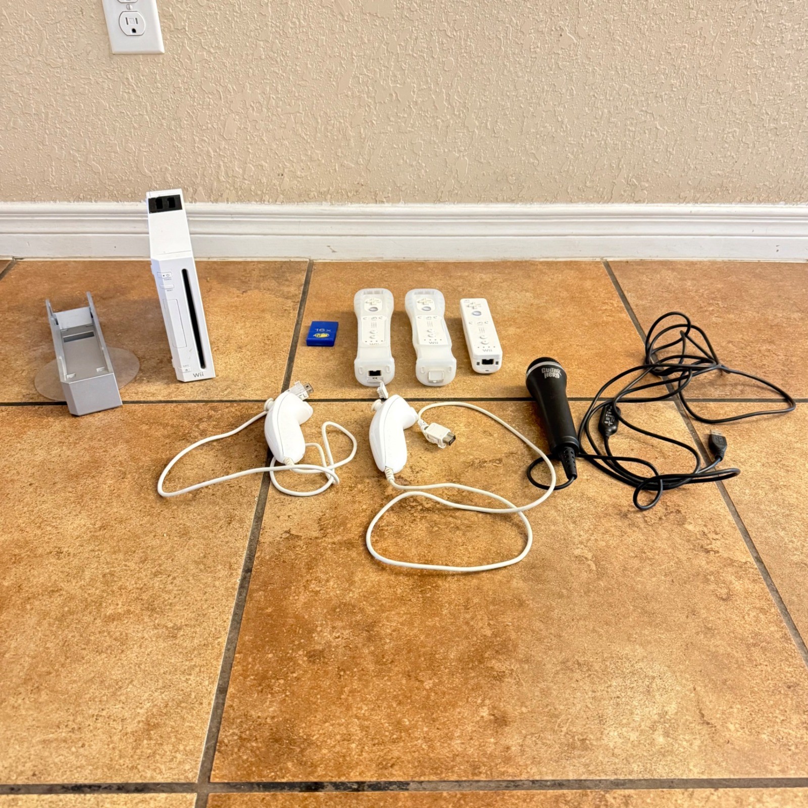 Nintendo Wii Console RVL-001 White Bundle 3 Remotes Nunchucks Microphone Memory