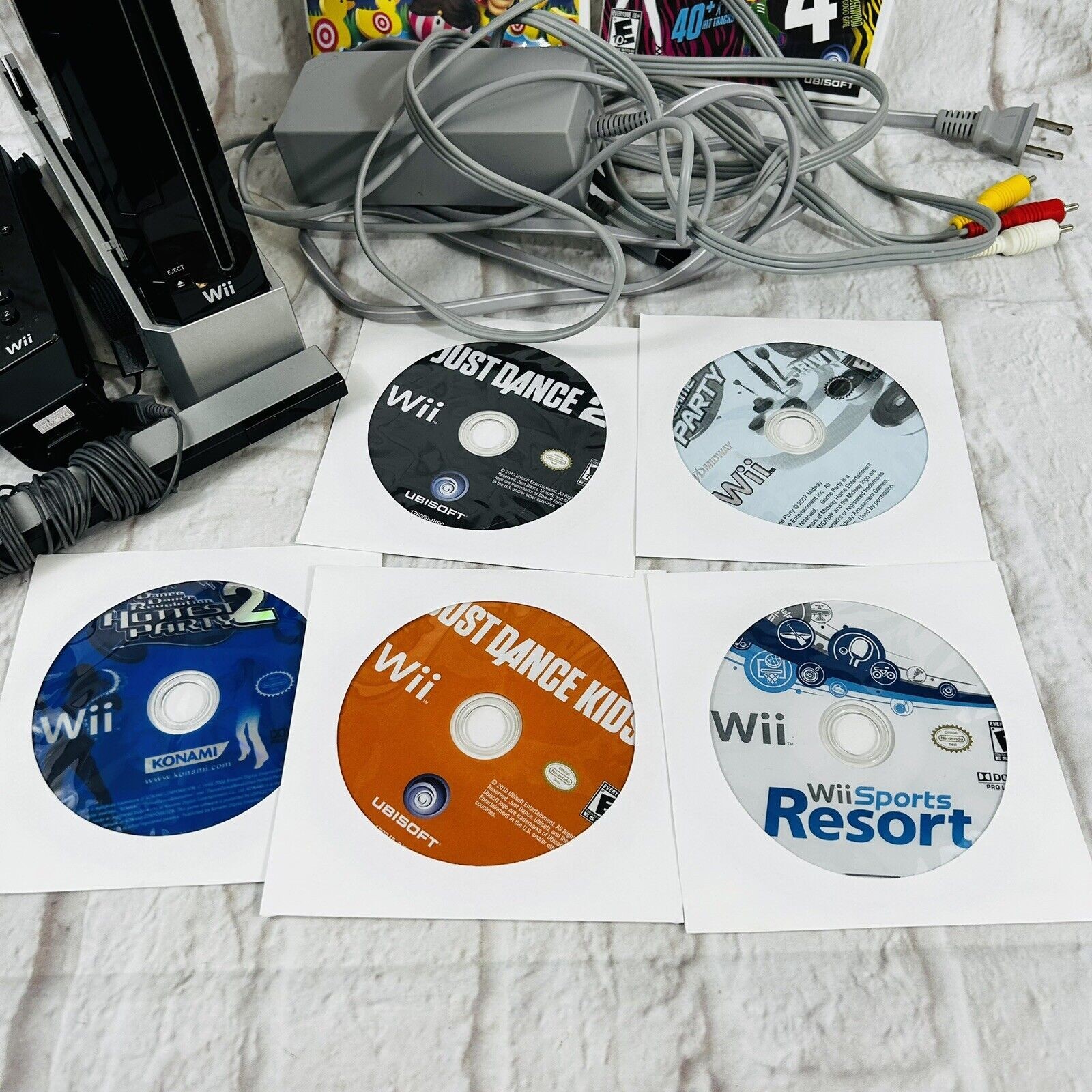 Nintendo Wii RVL-001 USA Black Console Bundle GameCube Compatible w Games VG