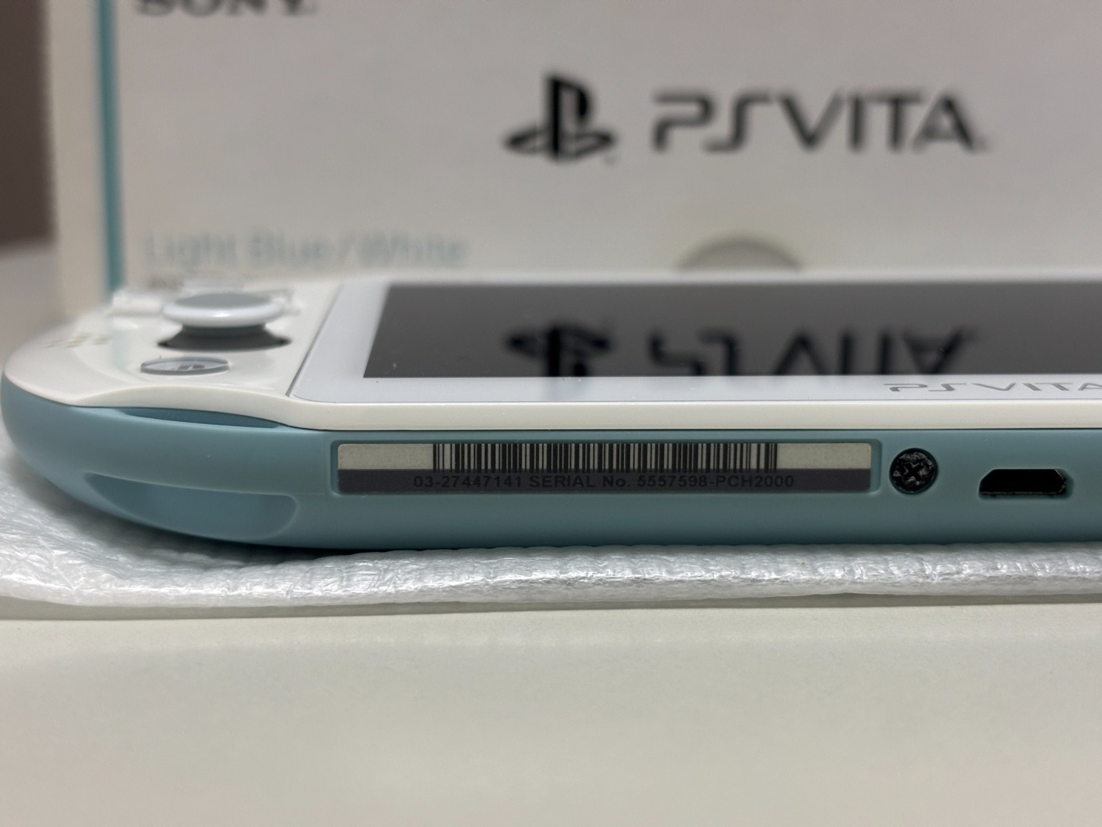 PS Vita SONY PlayStation Light Blue White PCH-2000 Console W/Charger Box