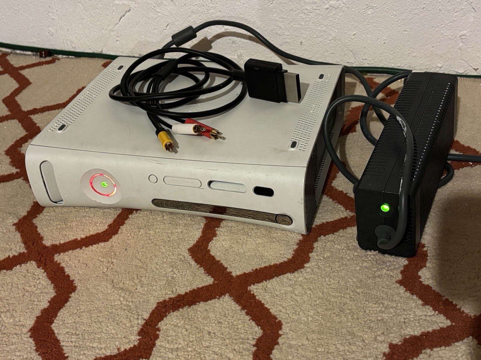 Microsoft Xbox 360 White Console RROD With Audio Video & AC Adapter Parts Only
