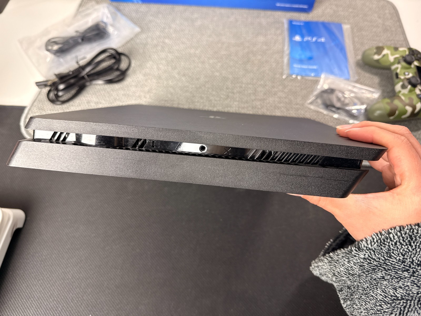 Sony PlayStation 4 Slim Disc Edition Model CUH-2215B w/ Box & Manuals!