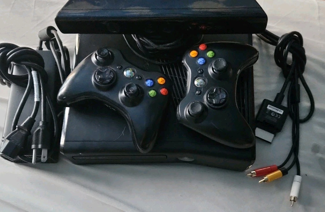 Xbox 360 S Slim 4GB Console Kinect Bundle 2 Wireless Controllers And All Cables