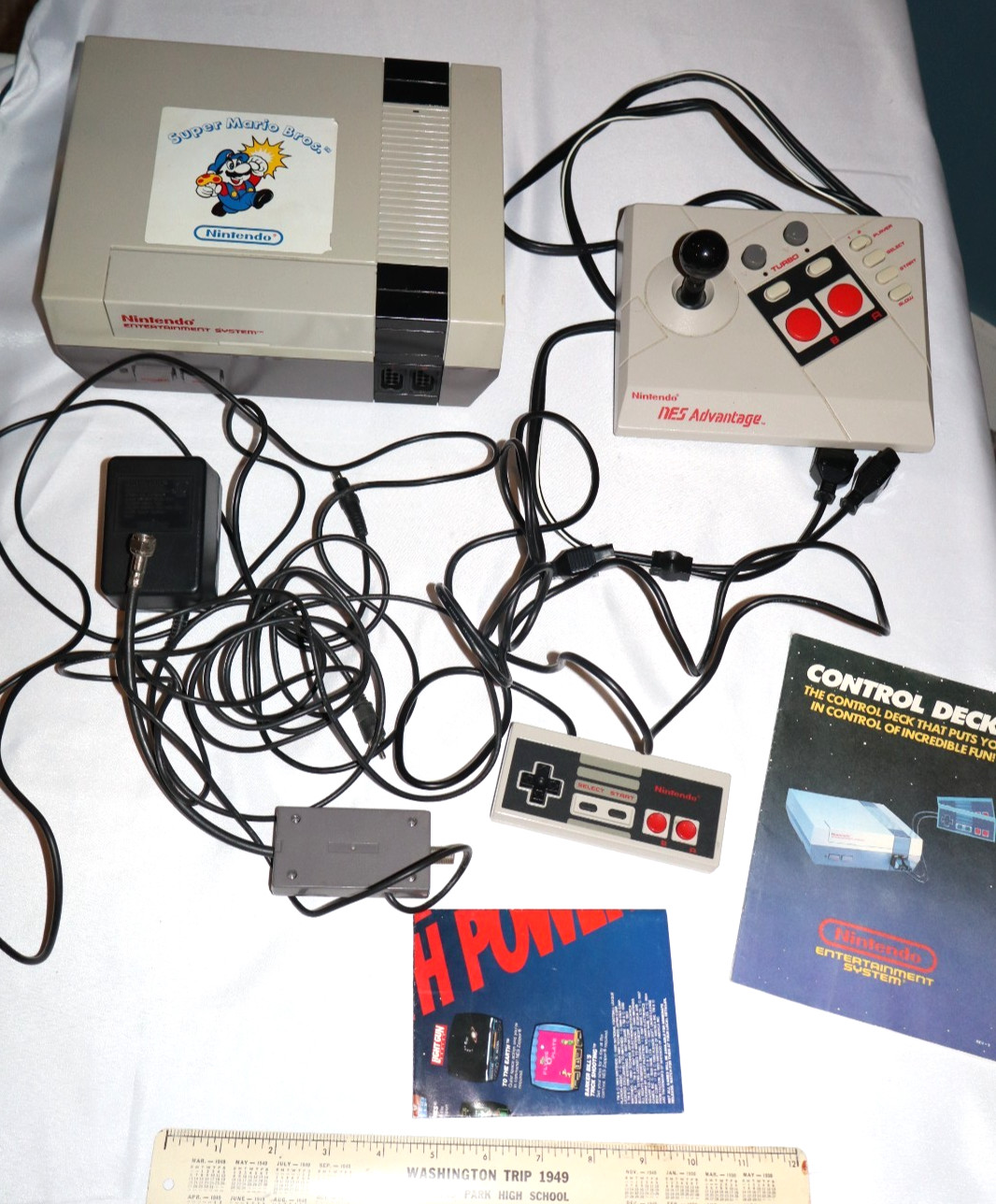 Nintendo NES Console controllers A/V cord powers On Red Blinking Light w Sticker