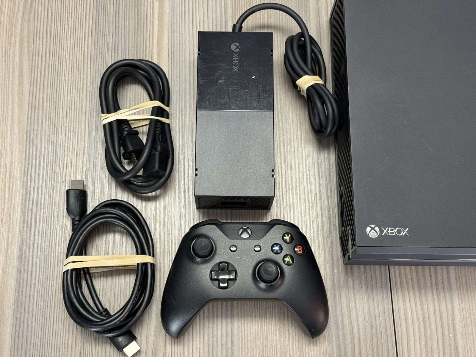 Nice Clean Microsoft Xbox One Original 500GB Video Game Console + Controller