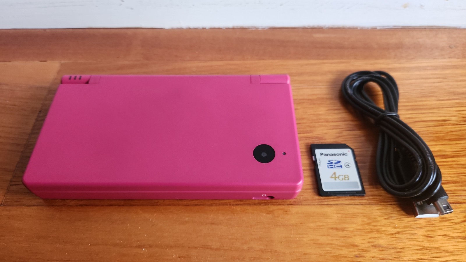 Nintendo DSi Pink inc. charging cable and SD card – Australian release