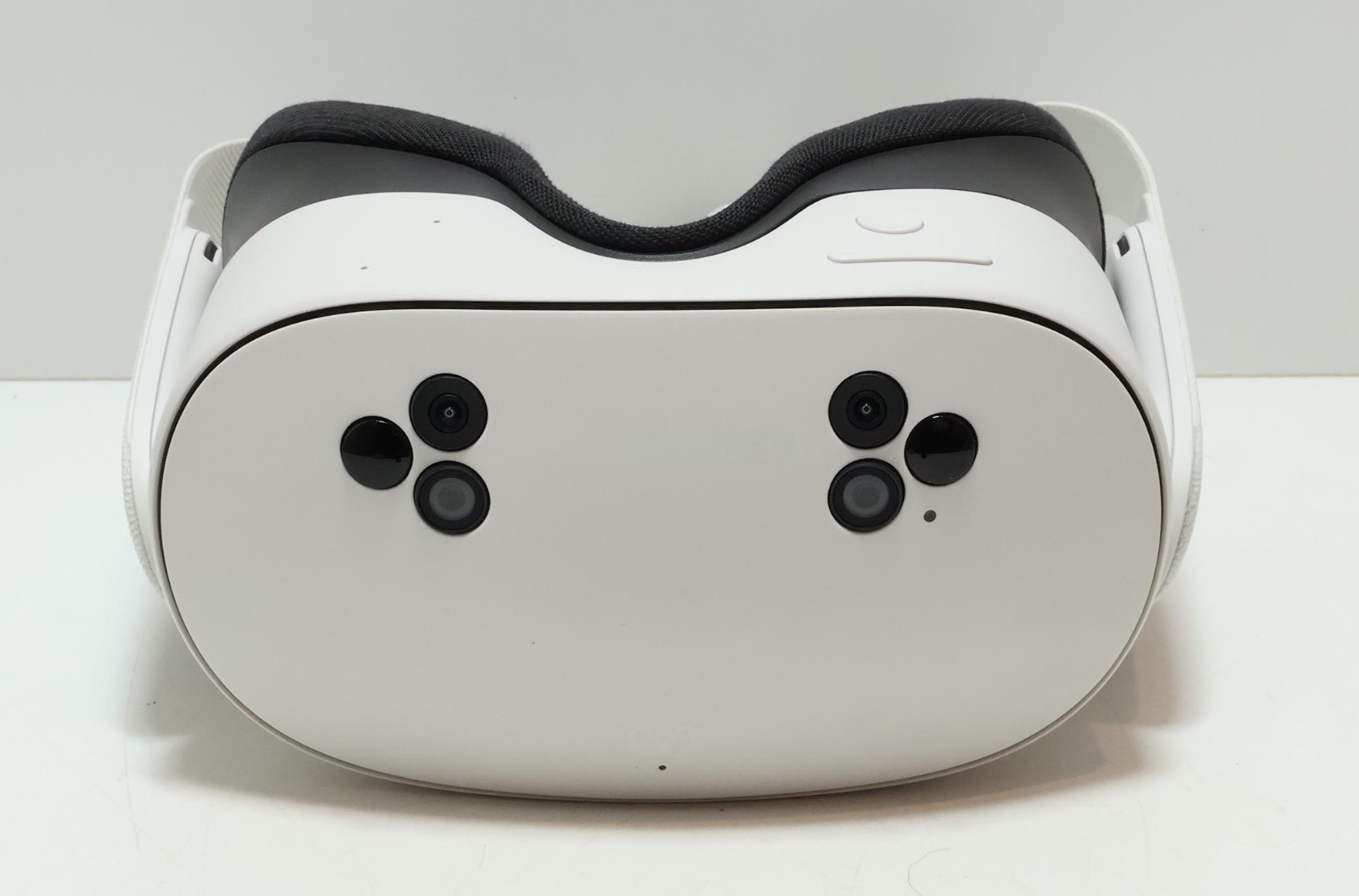 Meta Quest 3s Mixed Reality VR Headset 128GB Model P97 – White/Gray