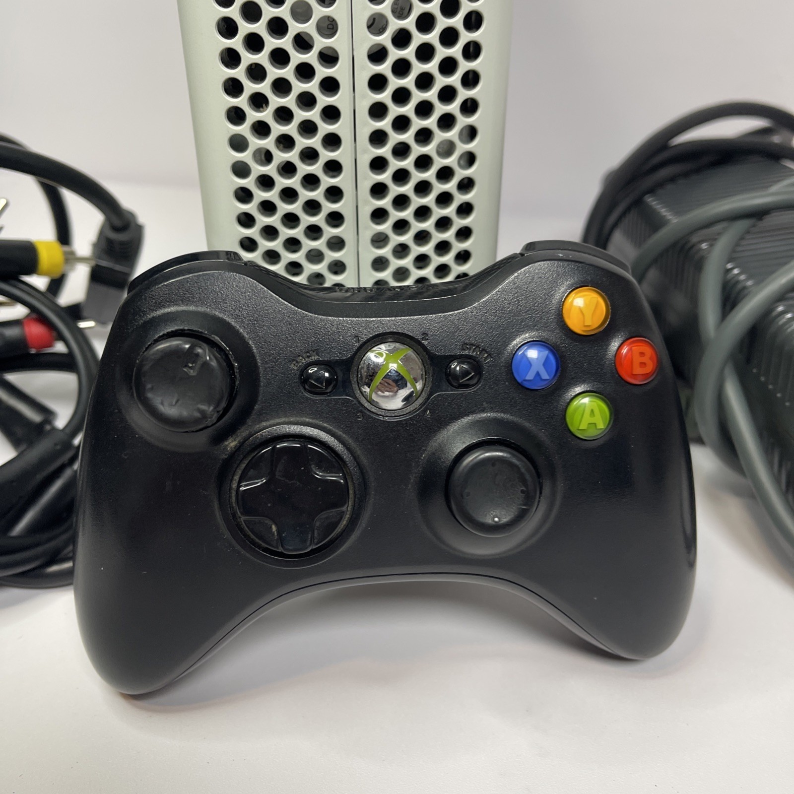 Microsoft Xbox 360 White Video Gaming Console System Includes Controller READ DC