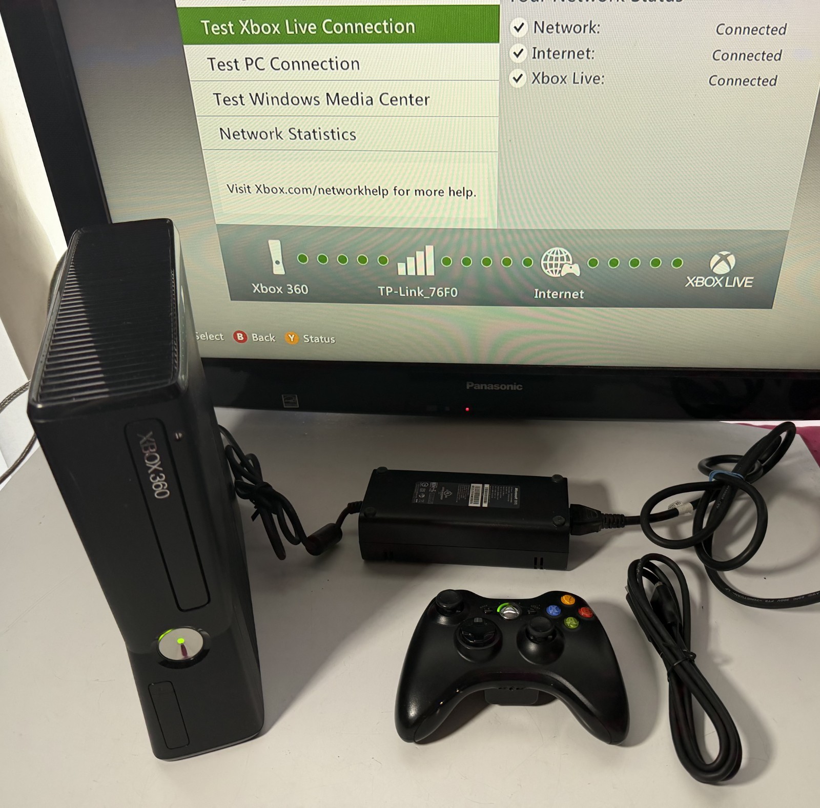 Microsoft Xbox 360 S Slim 4GB 1439 Console Bundle Controller, Cords and Game