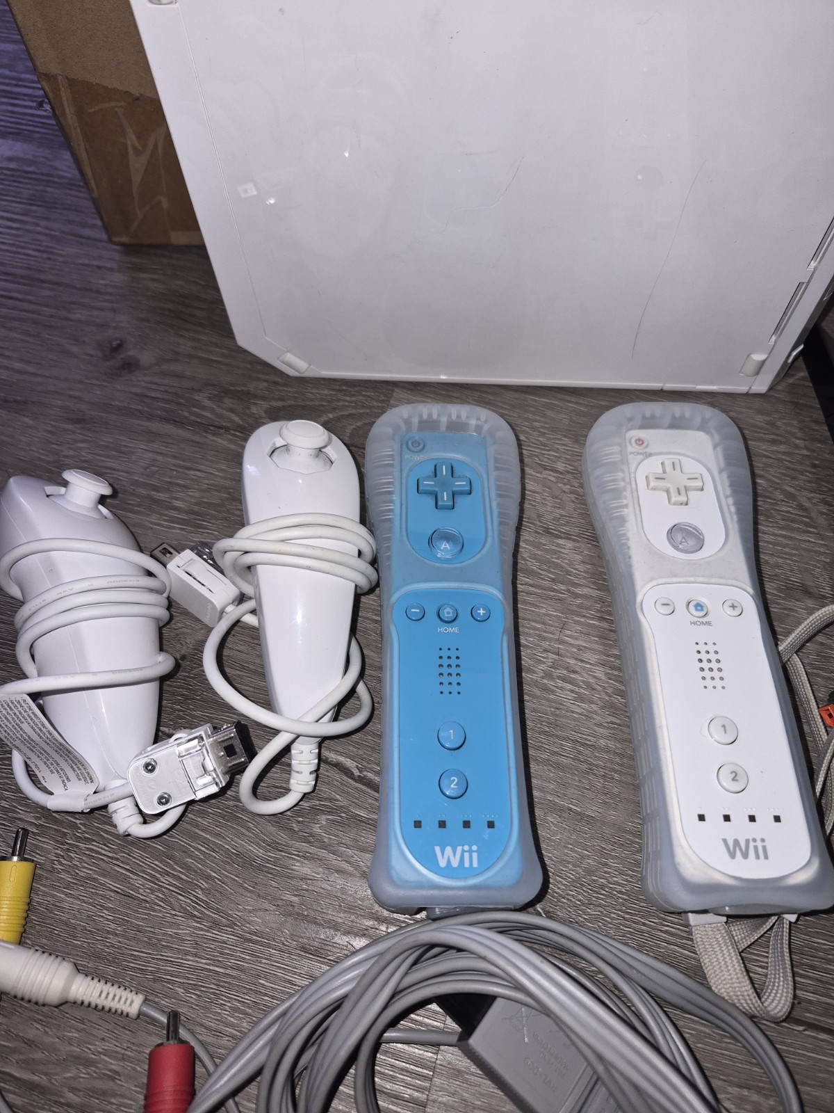 Nintendo Wii RVL-001 Gamecube Compatible w/ Cords and 2 Controllers TESTED