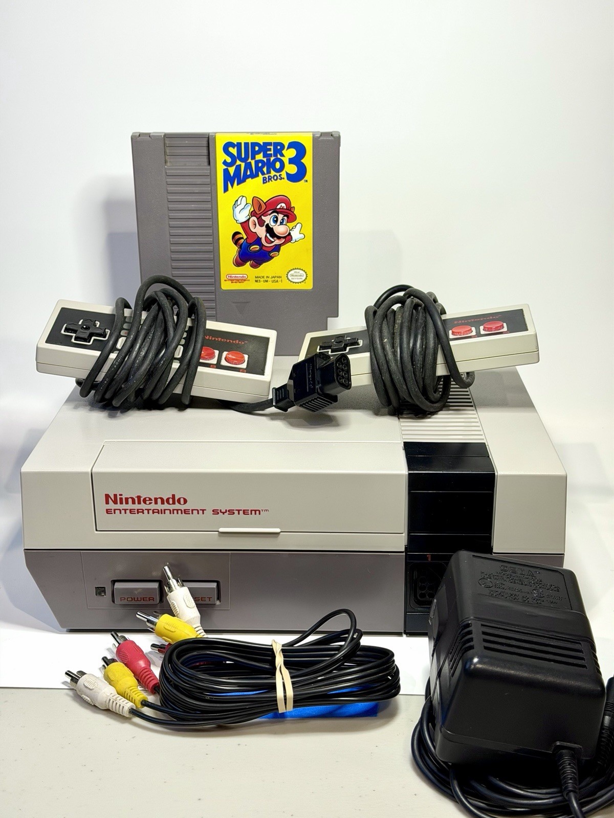 Original Nintendo NES Console Bundle Cables 2 Controllers + Super Mario Bros 3