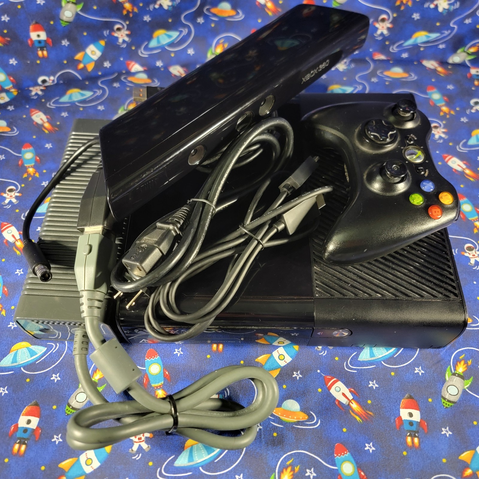 Microsoft Xbox 360E 4GB Console System Bundle W/ Cord, Kinect, Controller & Cabl