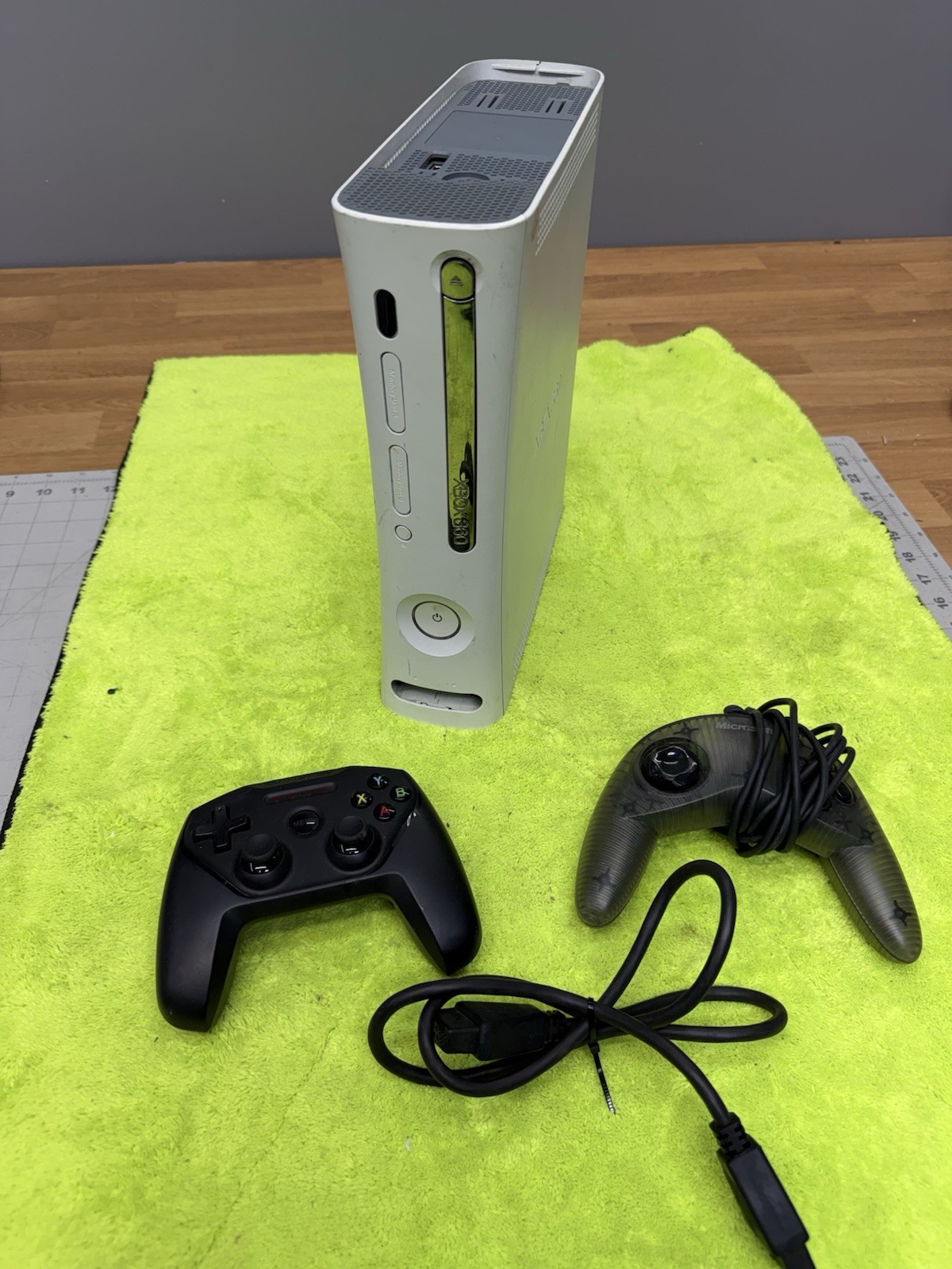 Xbox 360 Console White Worked the Last Time Unknown Condition Pics 2 Controllers