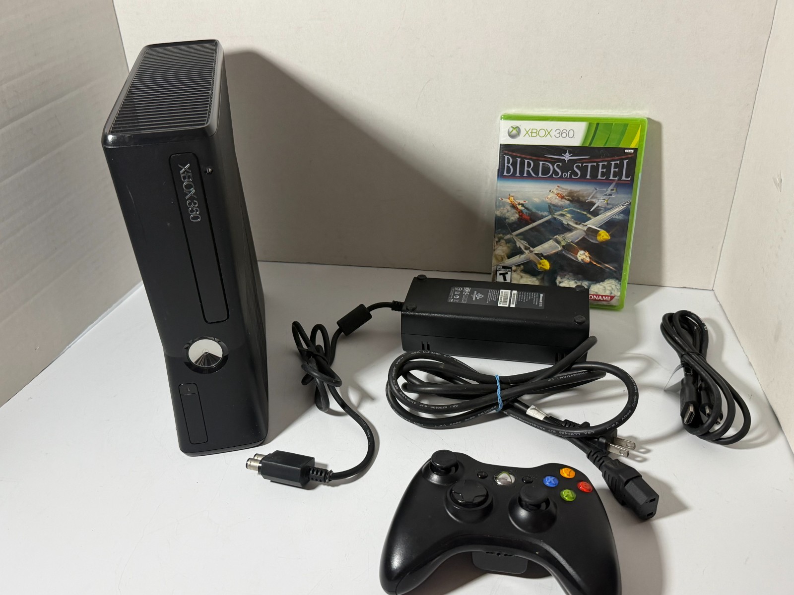 Microsoft Xbox 360 S Slim 4GB 1439 Console Bundle Controller, Cords and Game