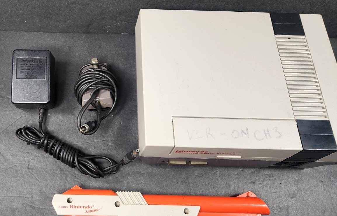VINTAGE 1985 NINTENDO NES-001 CONTROL DECK BUNDLE MARIO GAME 2 CONTROLLERS GUN