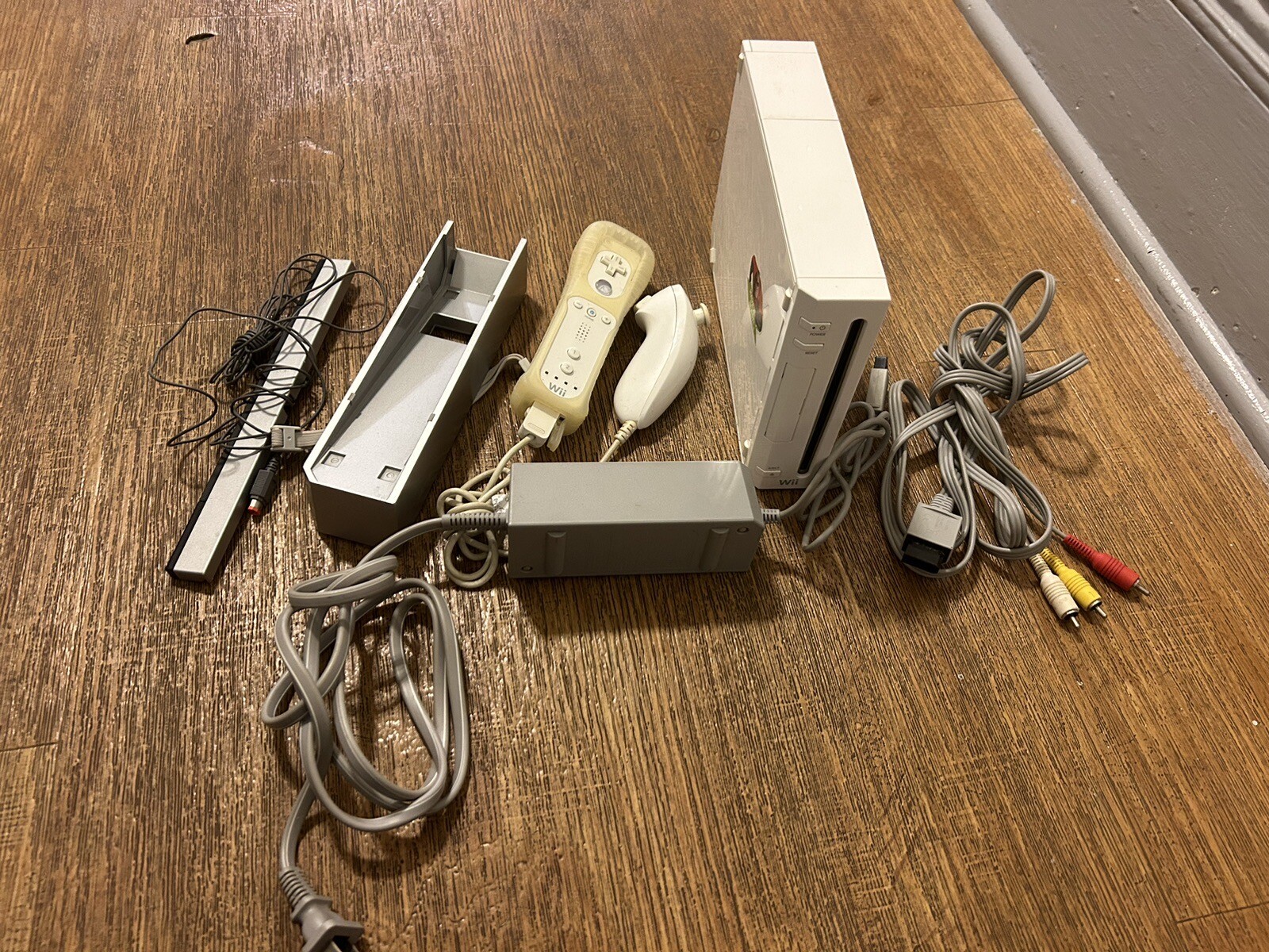 Nintendo Wii Console Complete WORKING RVL-001 512 MB Home Console – White