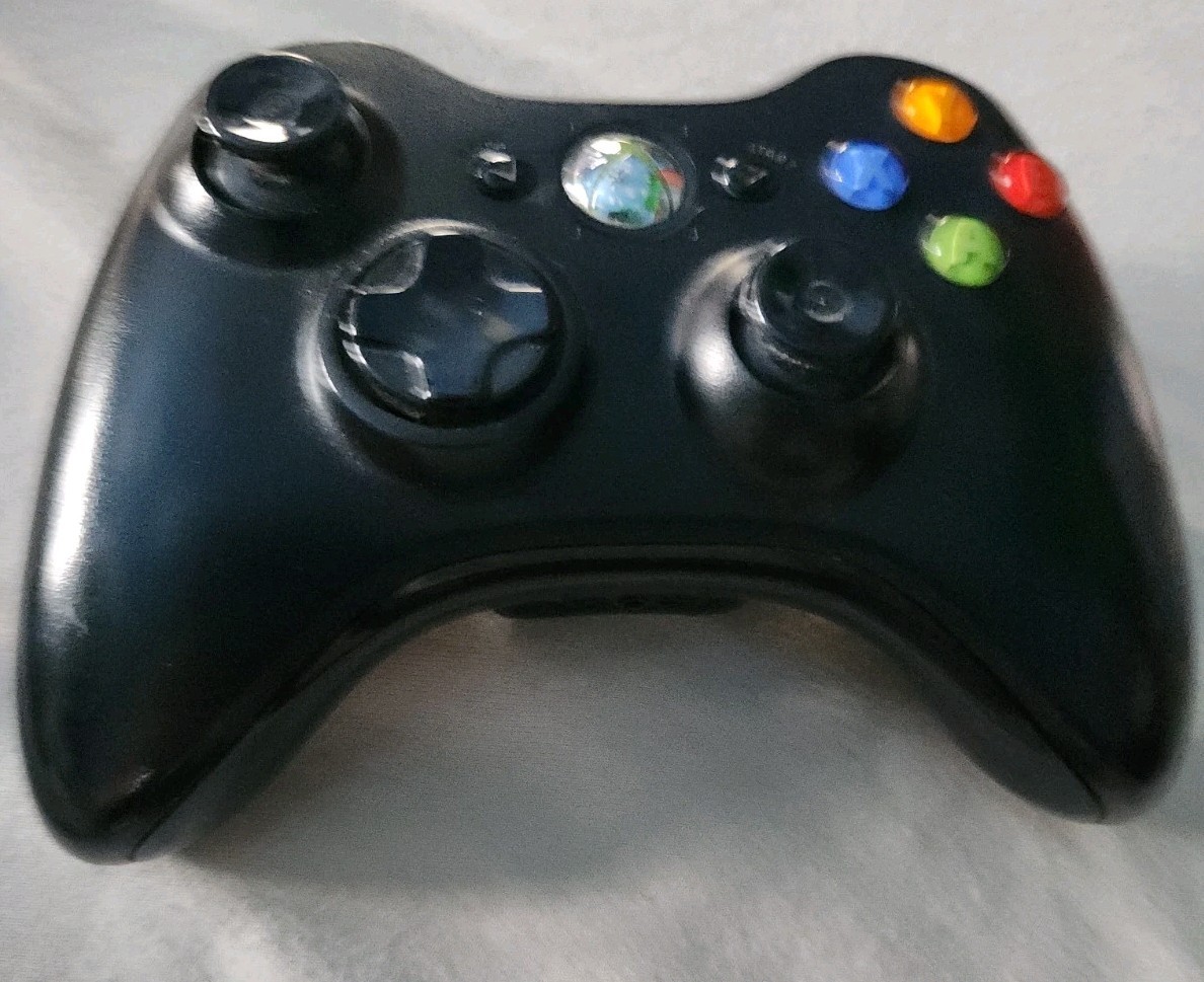 Xbox 360 S Slim 4GB Console Kinect Bundle 2 Wireless Controllers And All Cables