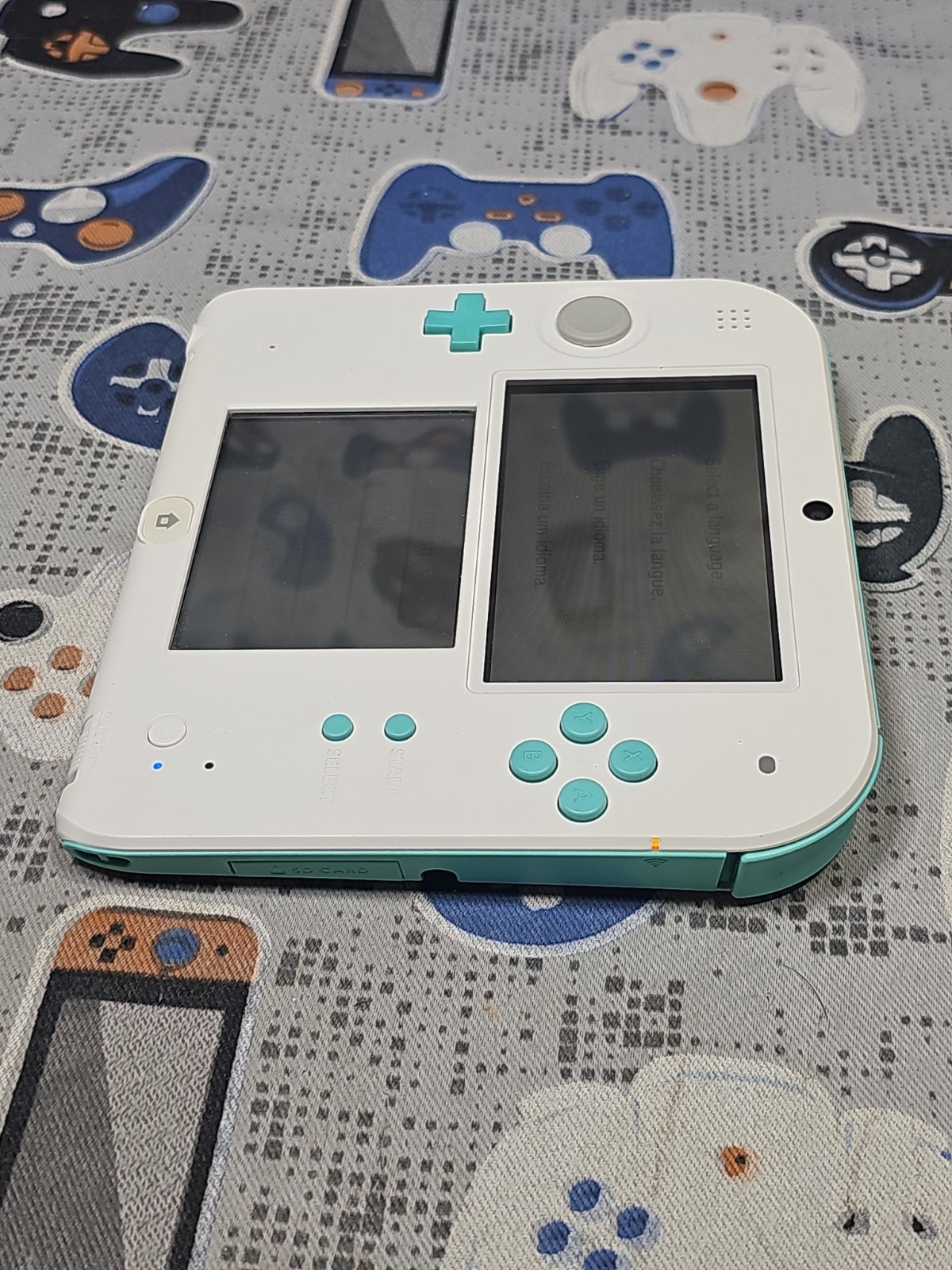 Nintendo 2DS White/Blue Console w/Charger, 4-Games,Case EXCELLENT