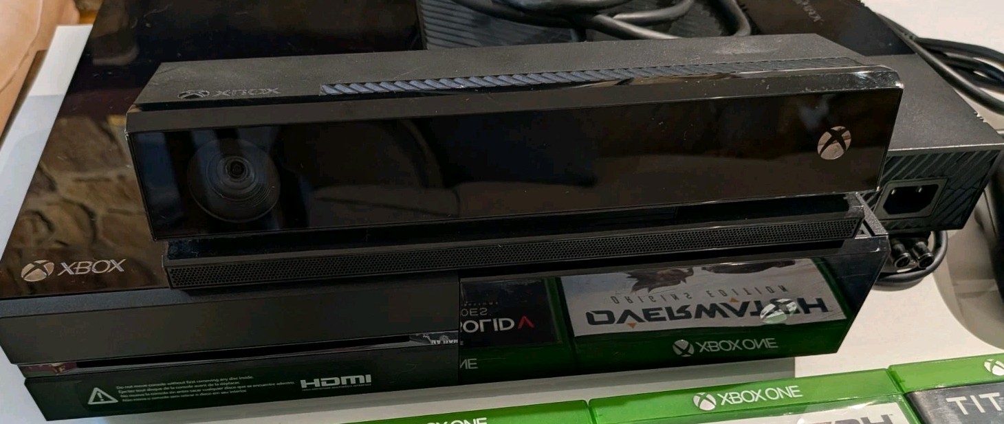 Microsoft Xbox One 500GB Console Kinect Bundle – One ControlleBlack W/ 4 Games
