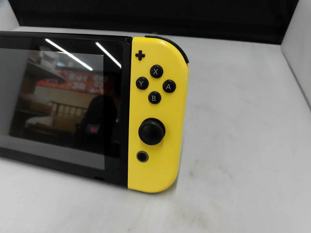Nintendo Switch Pokémon Let’s Go! Eevee Set (with Poké Ball Plus)