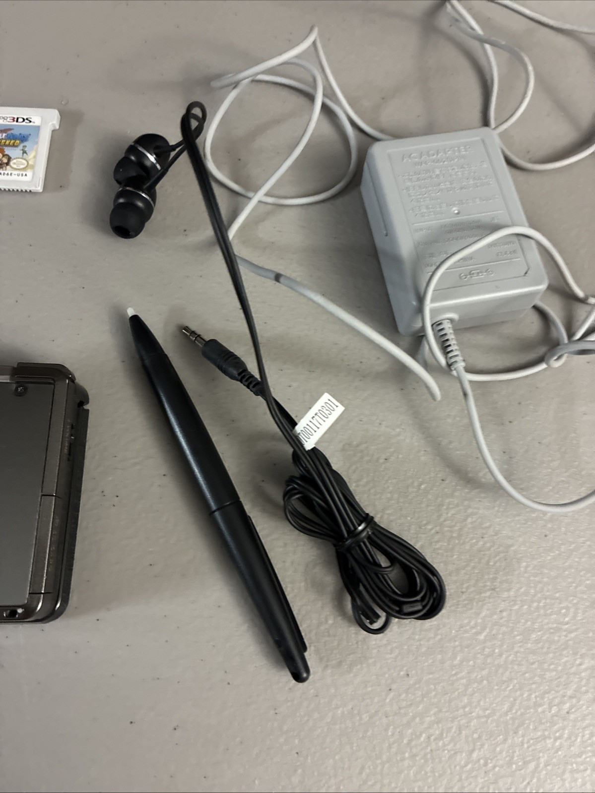 Nintendo 3DS Console CTR-001 Cosmo Black W/ Case, Stylus, Charger, 2 Games READ