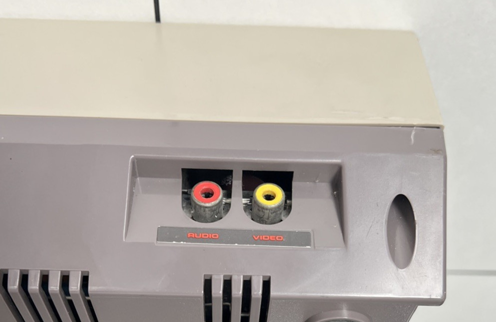 Nintendo NES Console Bundle 2 Controllers Zapper Cables & Dynowarz Game Tested