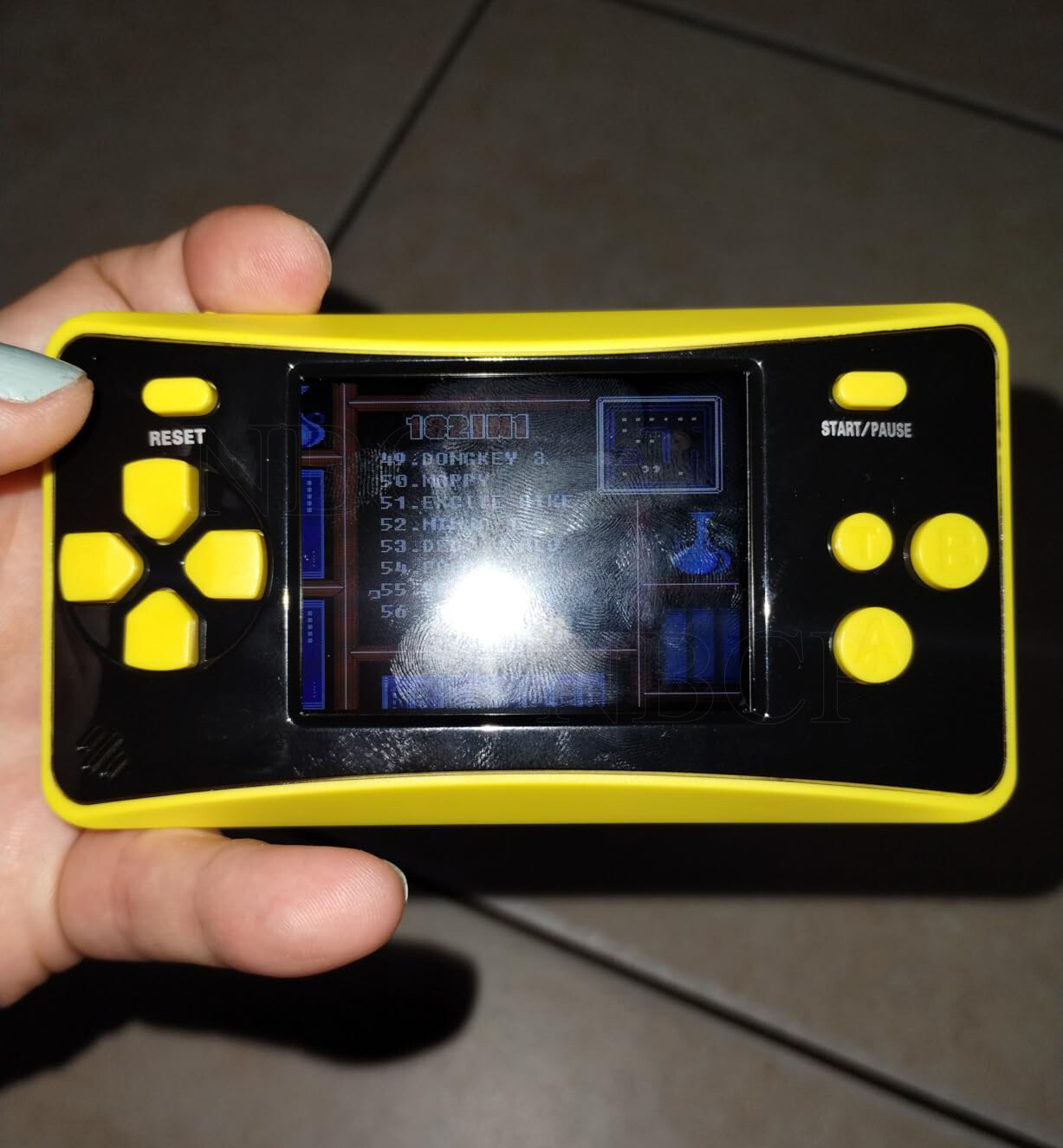 2.5 in LCD Screen Handheld Portable Retro Video Game Player Built-in 152 Games