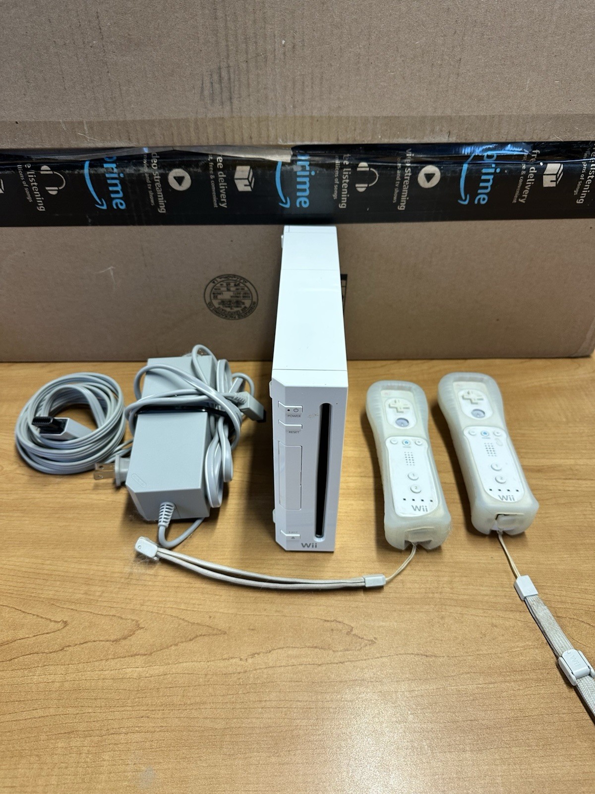 Nintendo Wii White Console with Two Controllers Wiimote