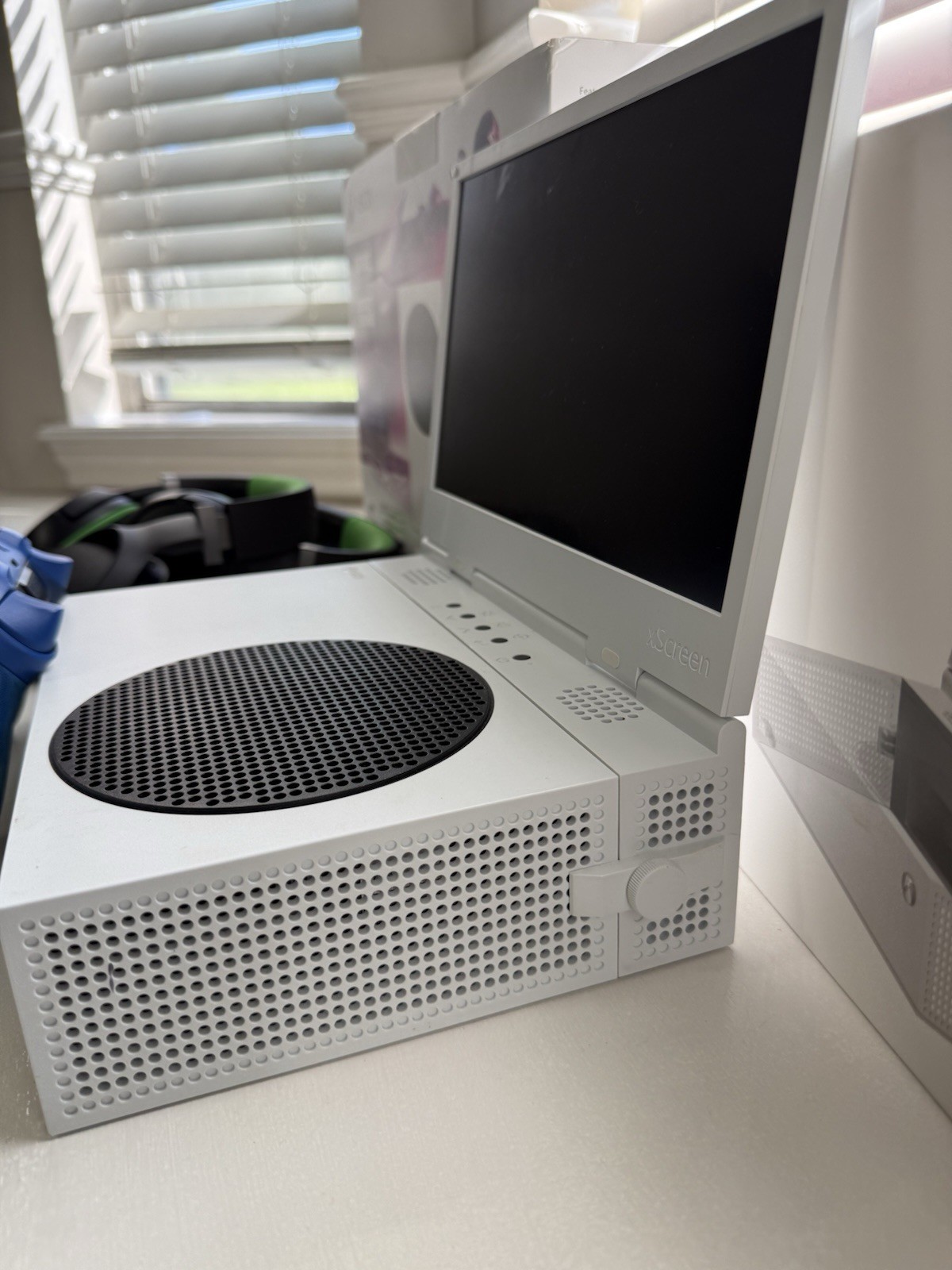Xbox Series s 512gb With UpSpec Xscreen Portable Monitor Bundle
