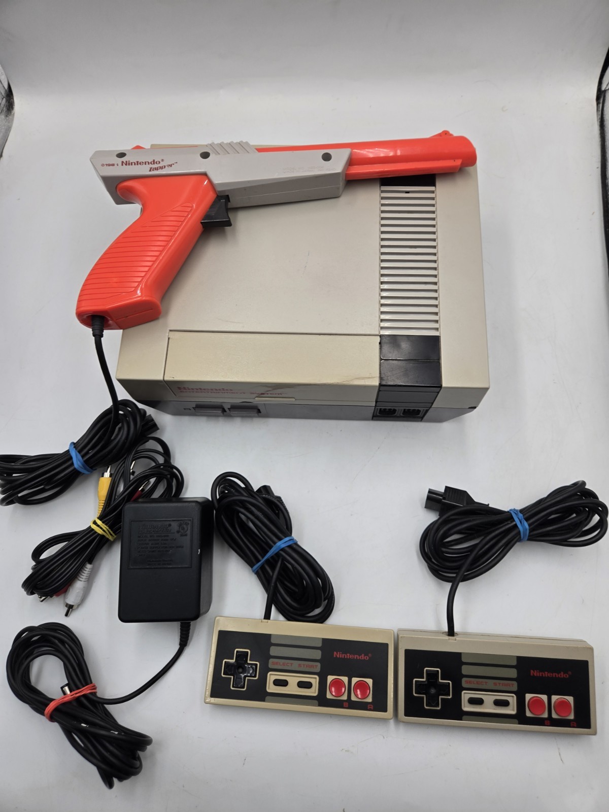 Vintage Nintendo Entertainment System. NES-001 Console + 2 Controllers & Zapper