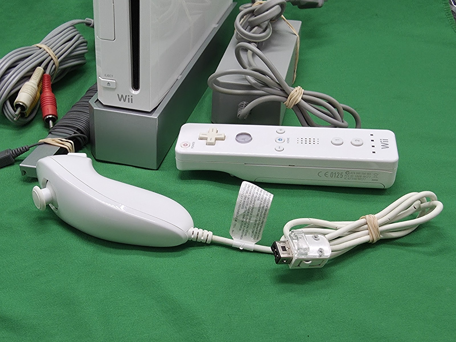 Nintendo Wii Video Gaming Console System RVL-001 White With Cables SD Controller