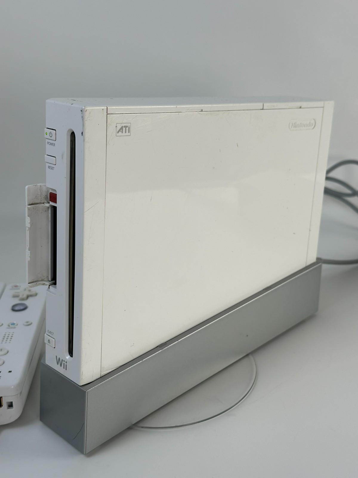 Nintendo RVL 001 Wii Console Bundle White 2 Controllers Dock Power Supply