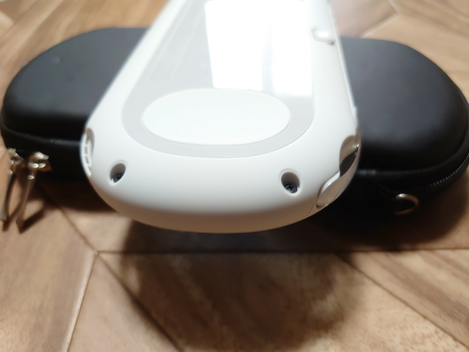 Playstation PS Vita Wi-Fi model PCH-2000ZA22 Glacier White + Pouch