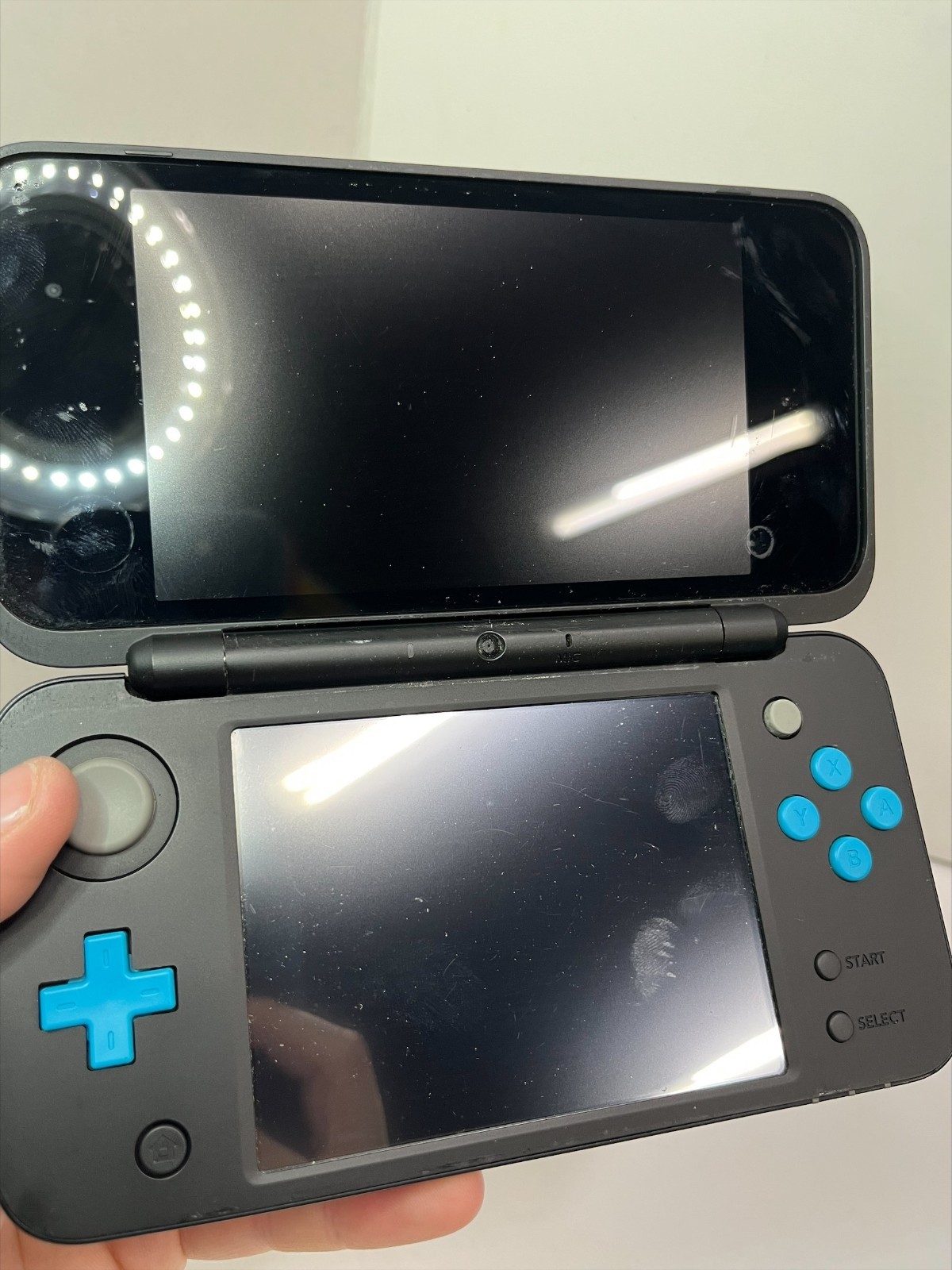 FOR PARTS! Nintendo 2DS XL – Powers On No Display! Missing plastic flap! (B387)