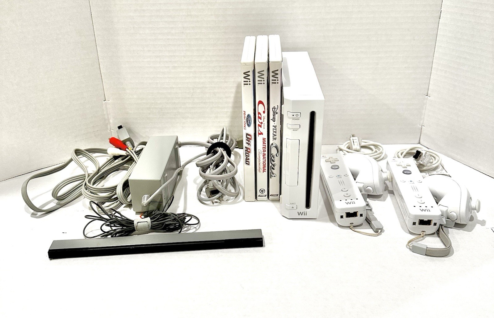 Nintendo Wii RVL-001 Console Bundle GameCube Compatible 2 Remotes 3 Games Tested