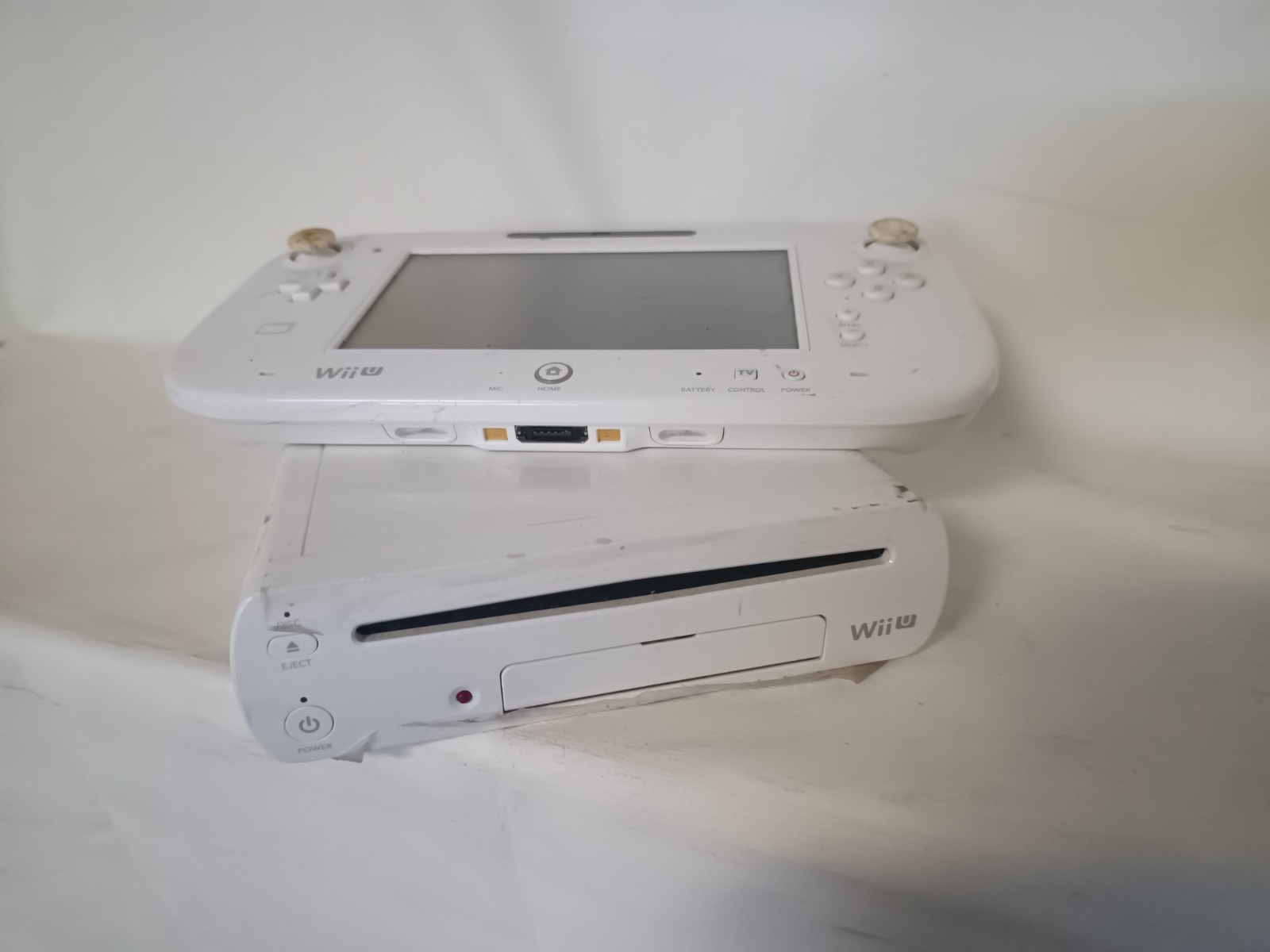 Nintendo Wii U Console White With Pro Controller Nunchuck Gel Grips