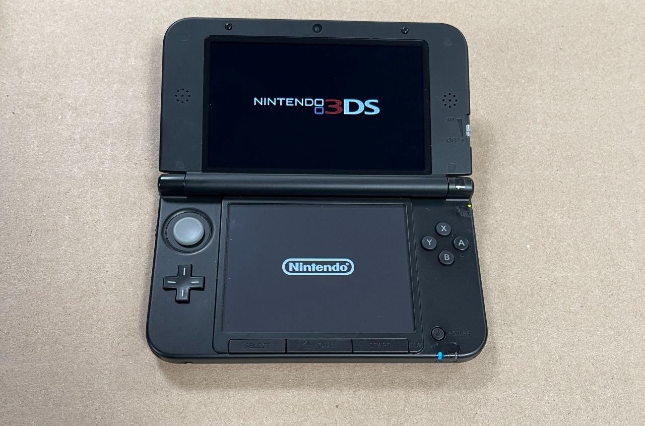 NINTENDO 3DS XL RED & BLACK HANDHELD CONSOLE- USED.
