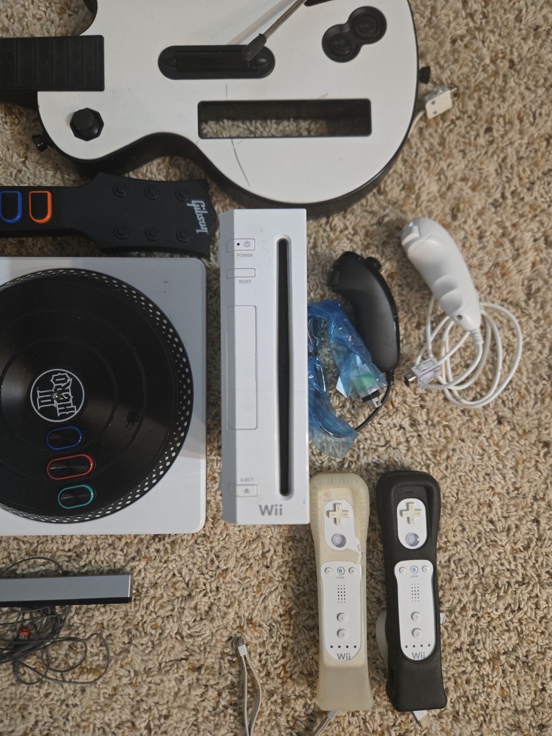 Nintendo Wii Guitar Hero 3 Bundle W Console, 2 Controllers & Remotes Tested Lot