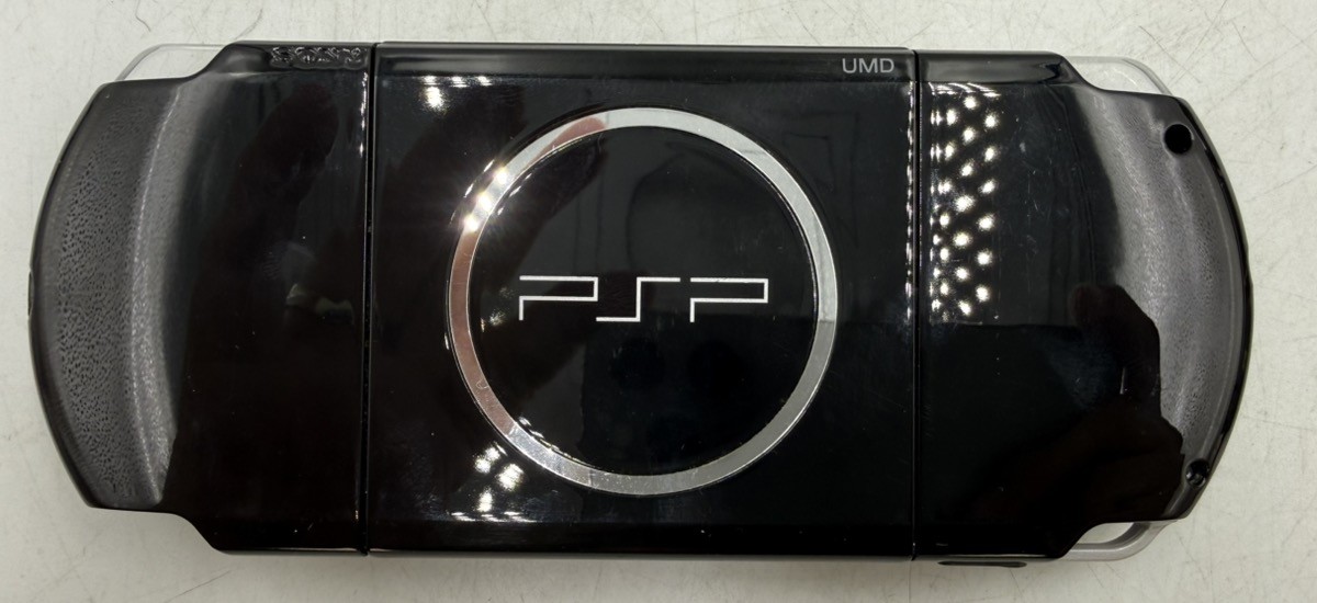 SONY PSP 3001 – HANDHELD WITH HARD CASE, CHARGER AND 3 GAMES. NO BATTERY! Tested