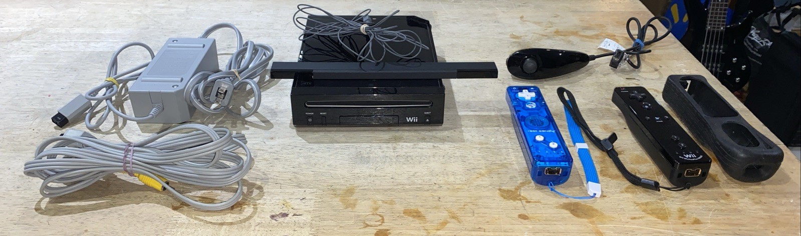 Nintendo Wii Console RVL-101 Black System with 2 Remotes, Sensor Bar Etc