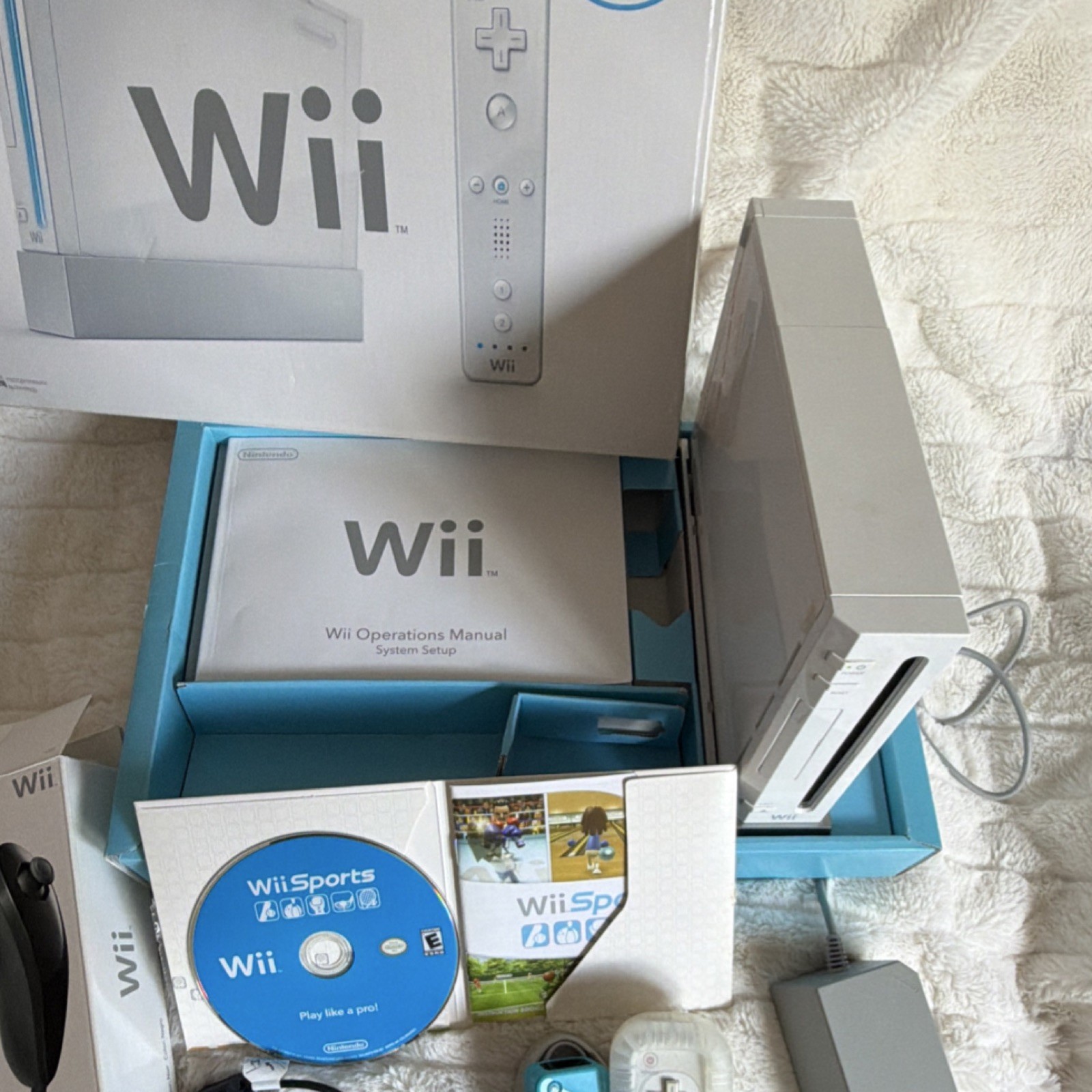 Nintendo Wii RVL-001(USA) White Console Bundle w/ Wii Sports, Remote, Box Tested