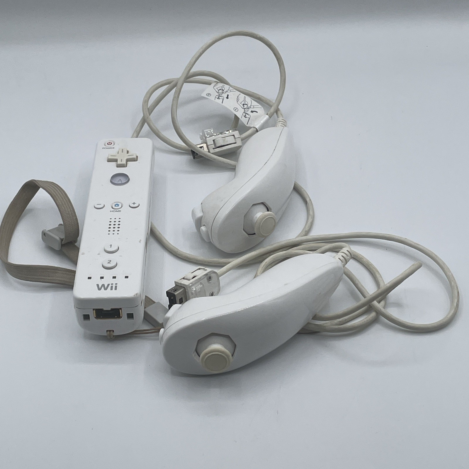 nintendo wii console 1 Controller 2 Nunchucks Charging Stations Wii Gun Read Des