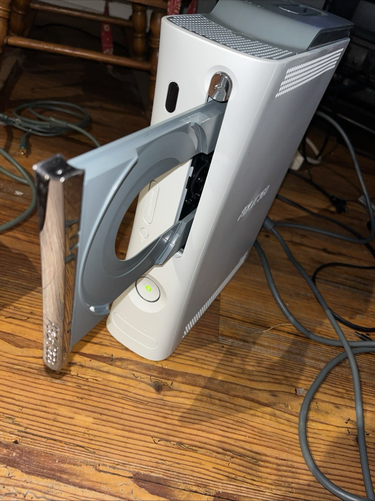 Xbox 360 White 60gb White Console bundle w/ games & Cords
