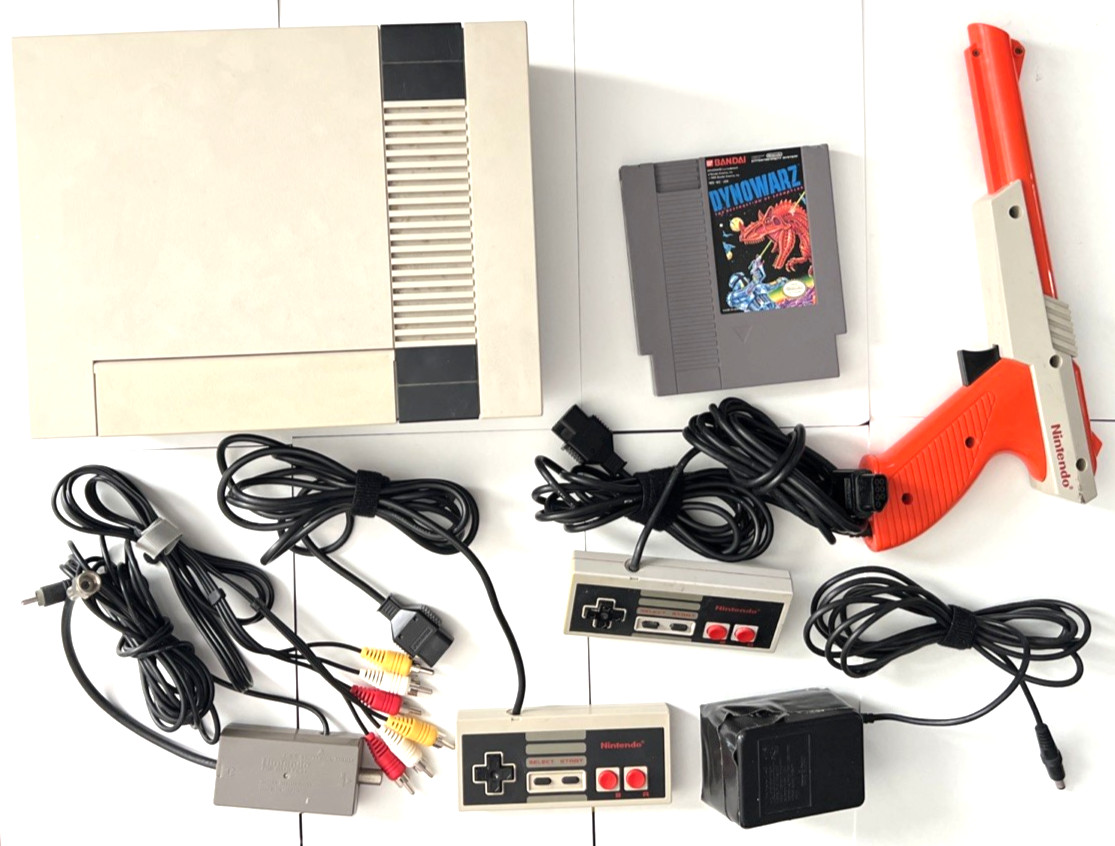 Nintendo NES Console Bundle 2 Controllers Zapper Cables & Dynowarz Game Tested