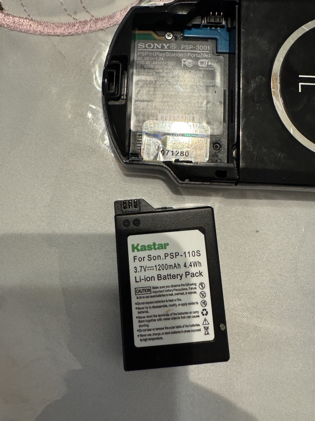 PSP 3001 Black bundle 4games 4 Movies / Charger / Battery.