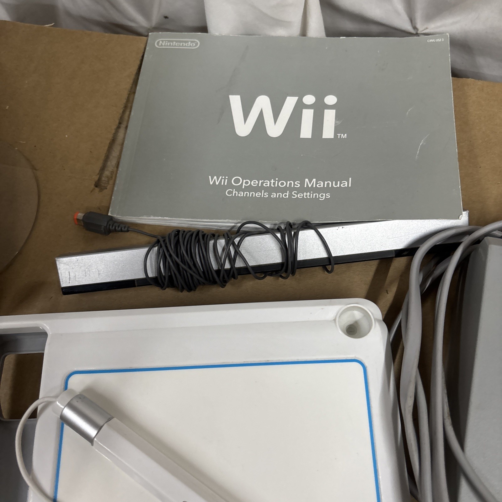 Nintendo Wii RVL-001 512 MB Home Console – White W Cords Controllers & Extras