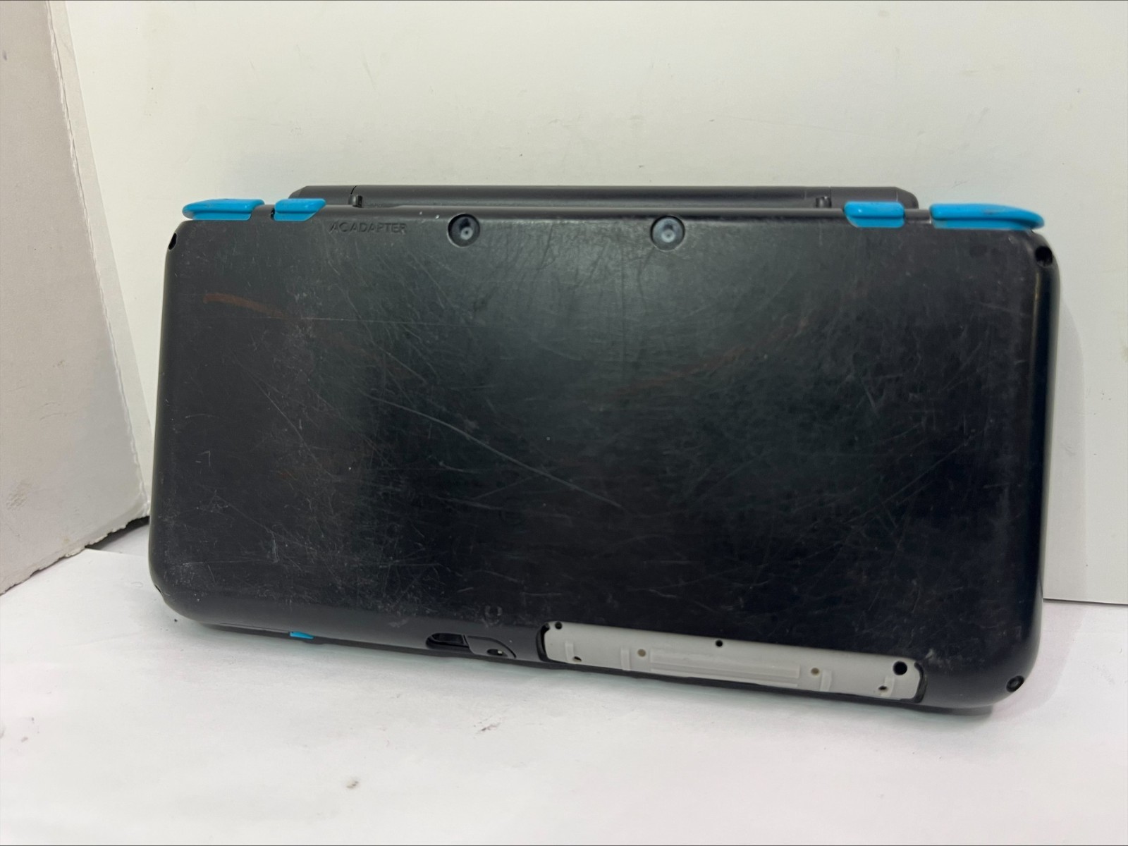 FOR PARTS! Nintendo 2DS XL – Powers On No Display! Missing plastic flap! (B387)