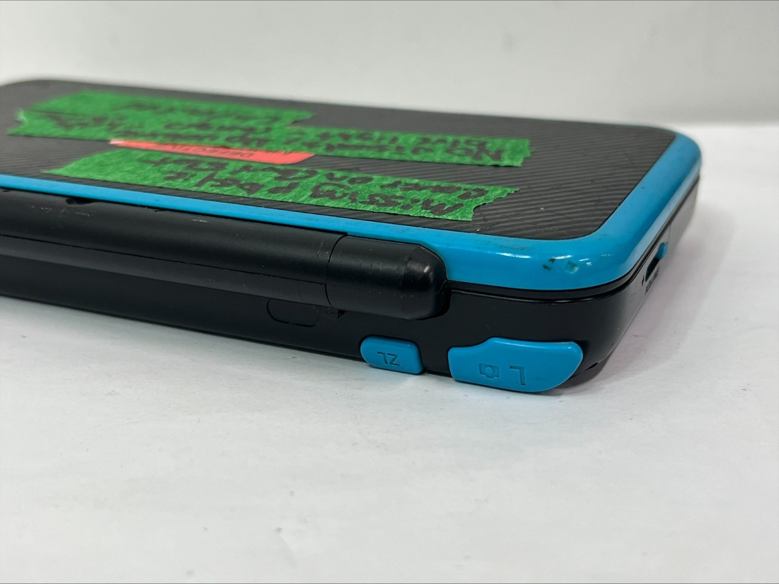 FOR PARTS! Nintendo 2DS XL – Powers On No Display! Missing plastic flap! (B387)